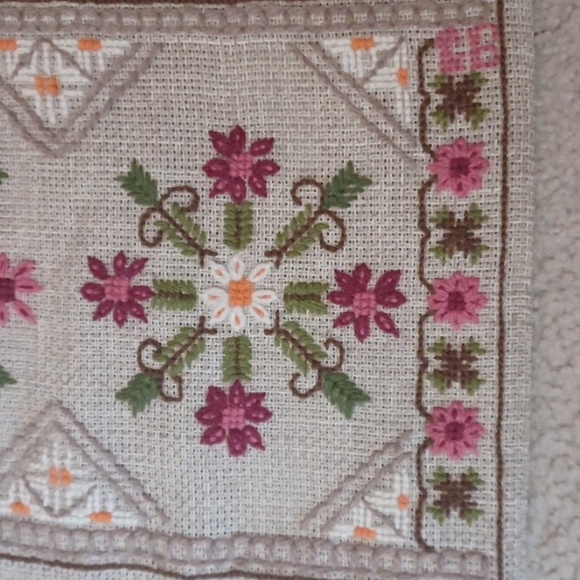 Vintage Floral Patterned Table Runner - Picture 2 of 10